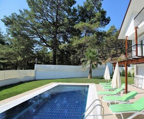 Outdoor pool, pool umbrellas, sun loungers - Villa 2211 (Fethiye)