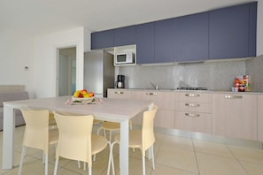 Full-sized fridge, microwave, stovetop, dishwasher