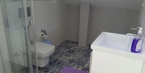 Villa | Badeværelse | Bruser, hårtørrer