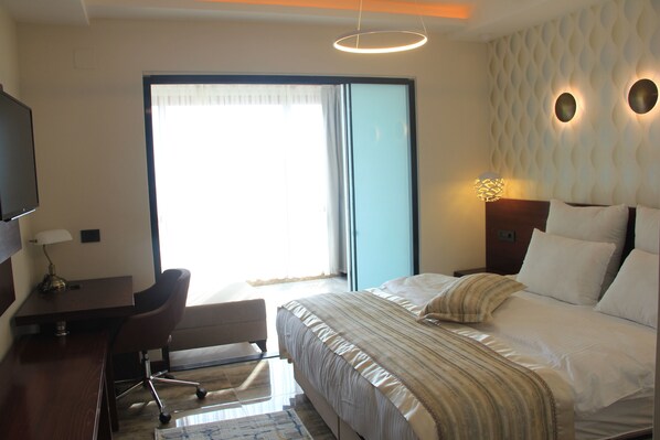 Suite Deluxe, vista mare | 1 camera, minibar, una cassaforte in camera, con stile personalizzato