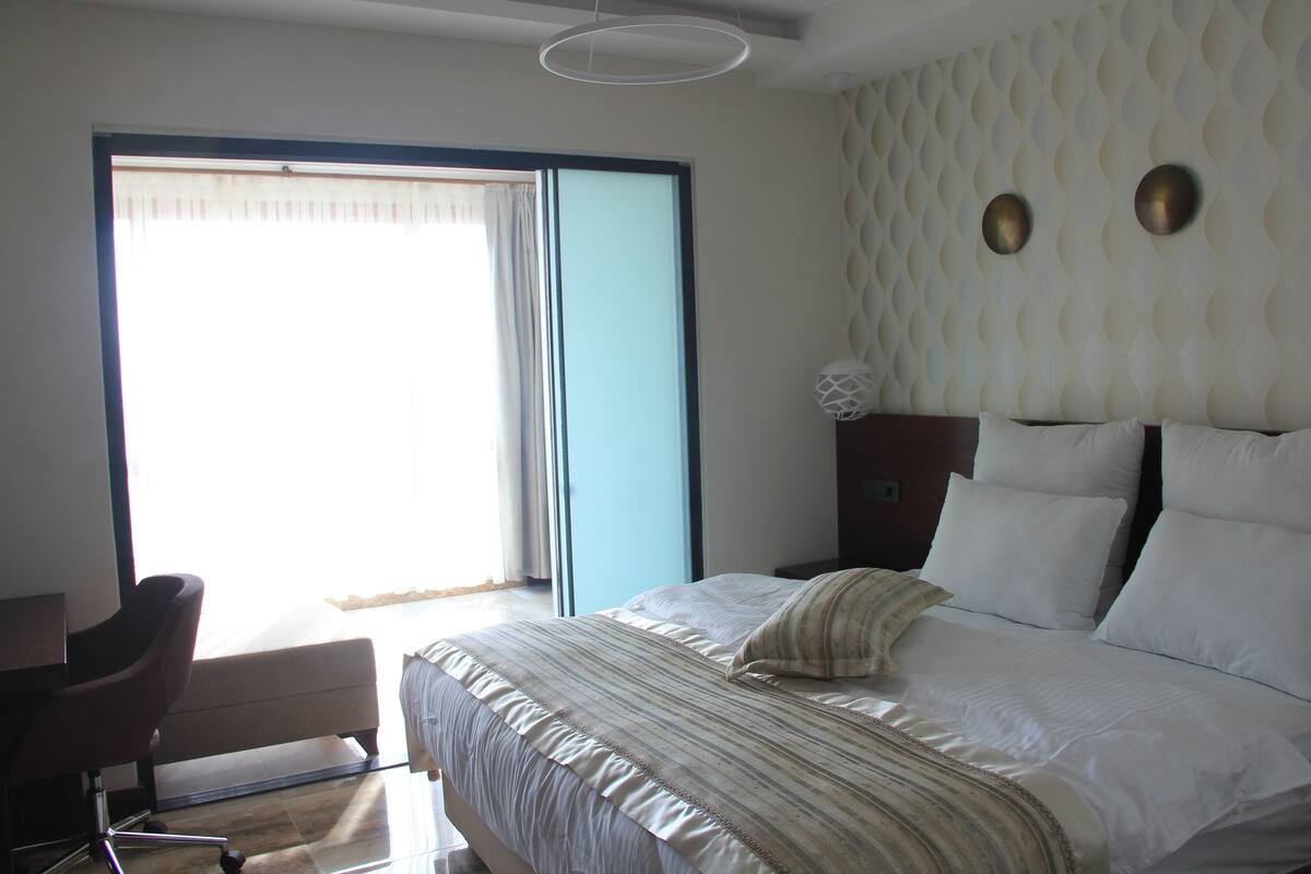 Suite Deluxe, vista mare | 1 camera, minibar, una cassaforte in camera, con stile personalizzato