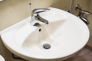 Standard-Doppelzimmer | Waschbecken im Bad