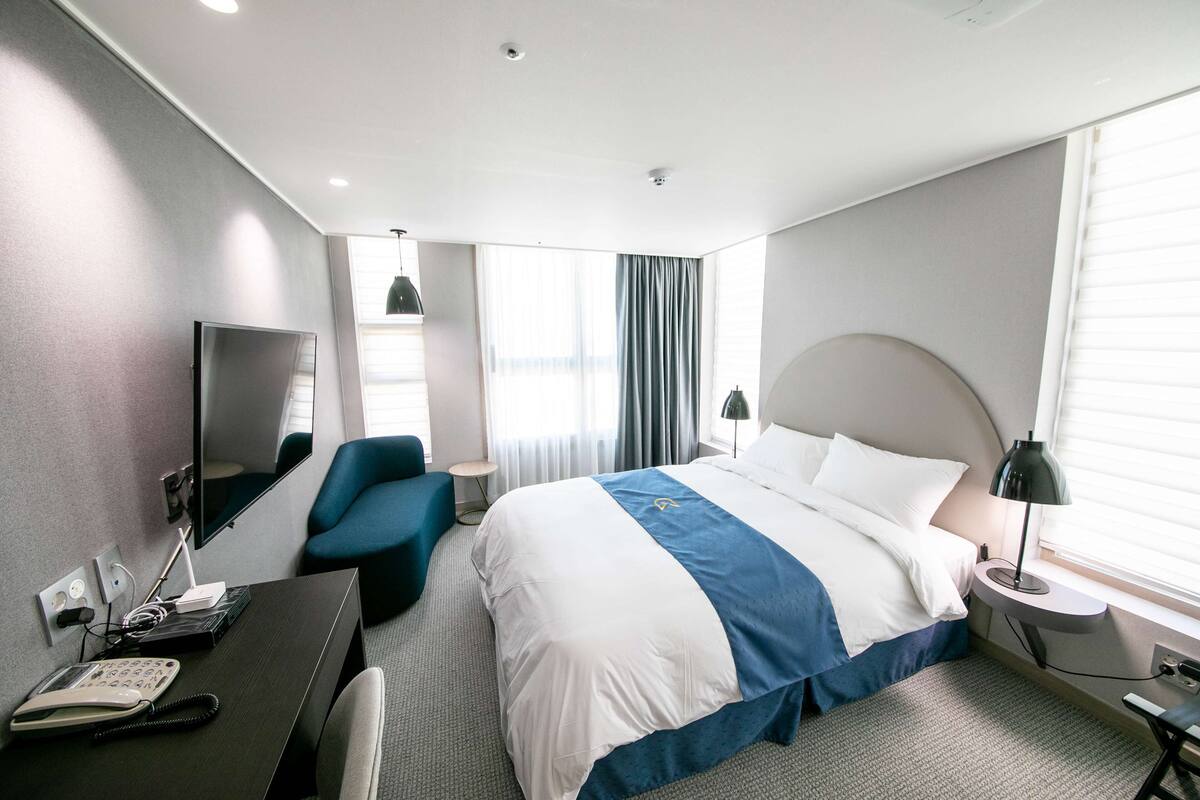 Superior kamer, 1 queensize bed | Een bureau, een laptopwerkplek, verduisterende gordijnen
