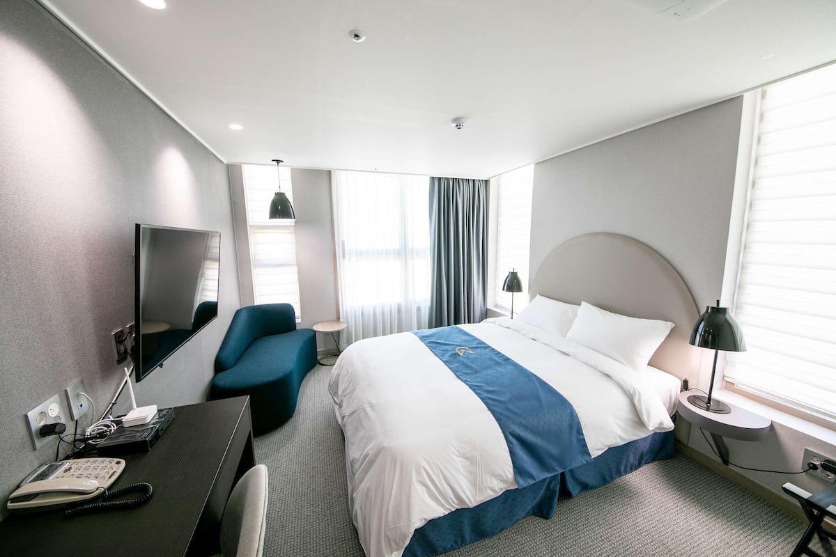 Superior Room, 1 Queen Bed | Desk, laptop workspace, blackout curtains, soundproofing