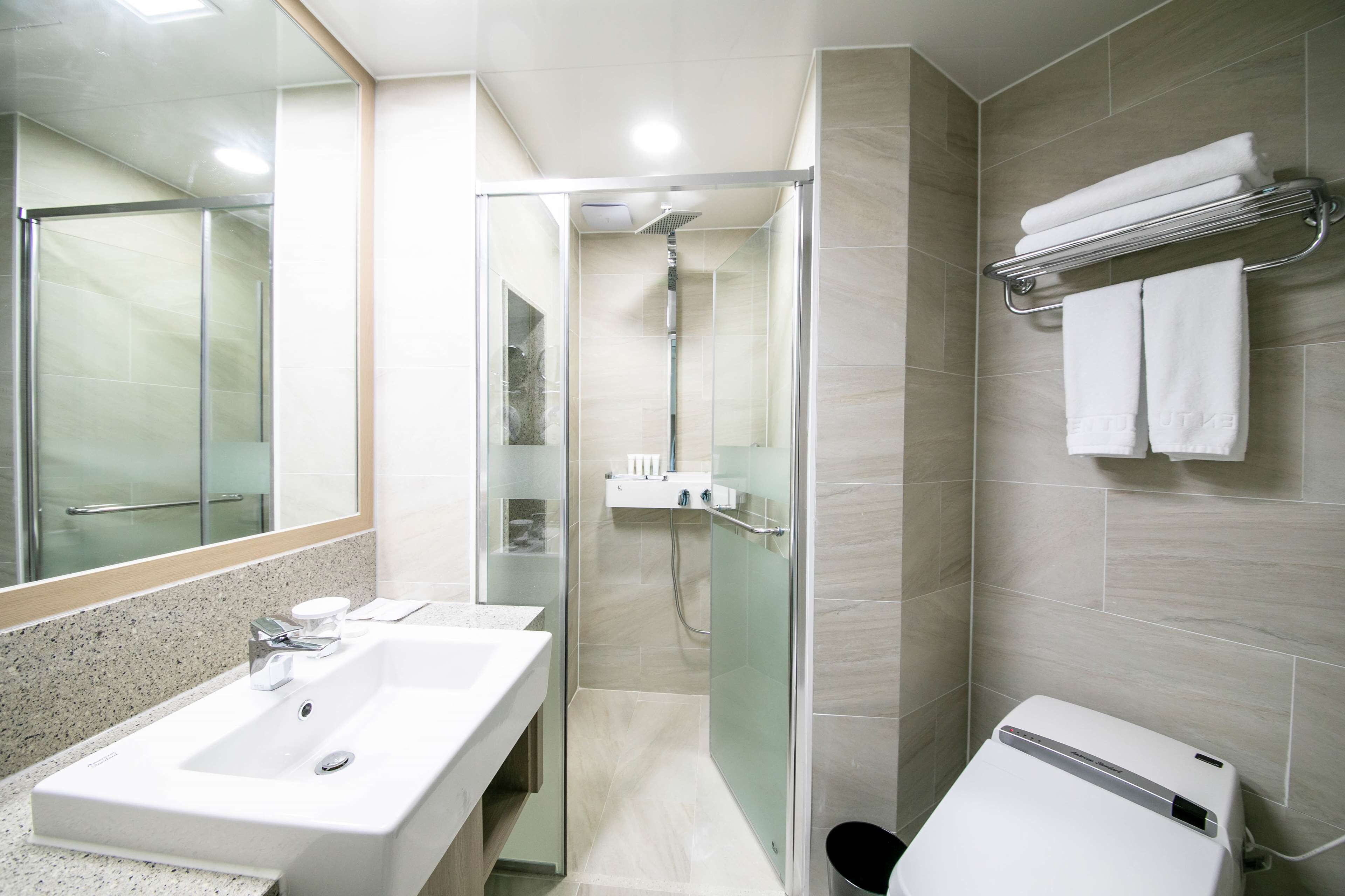 Rom – deluxe, flere senger (1 QueenBed & 1 TwinBed) | Bad | Miljøvennlige toalettsaker, hårføner, badekåper og tøfler