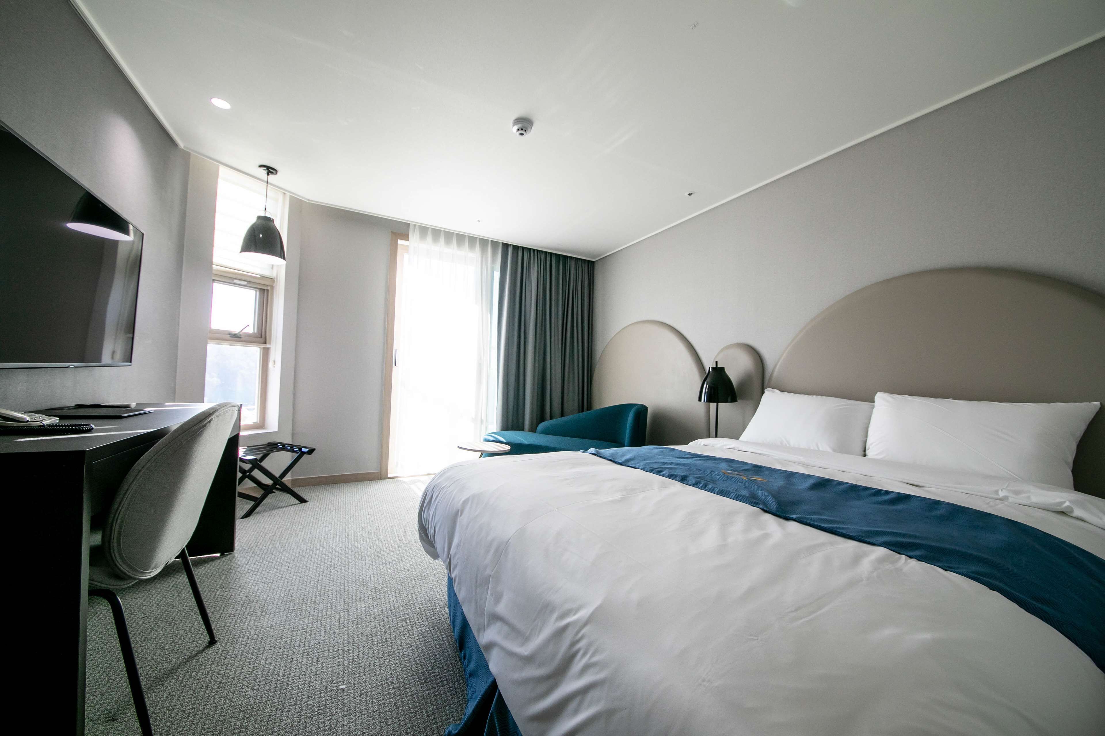 ห้องสแตนดาร์ด, เตียงควีนไซส์ 1 เตียง | โต๊ะทำงาน, พื้นที่ทำงานแบบใช้แล็ปท็อป, ผ้าม่านกันแสง, ห้องเก็บเสียง