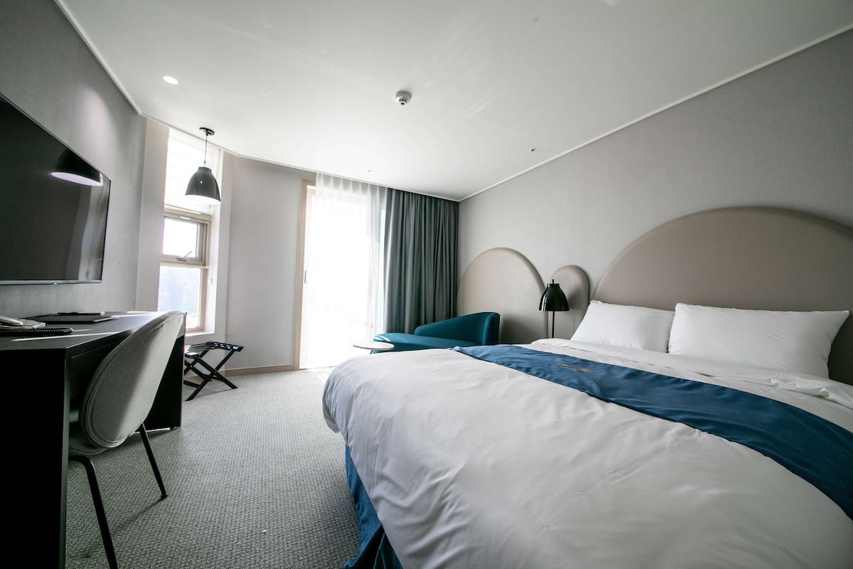 Standaard kamer, 1 queensize bed | Een bureau, een laptopwerkplek, verduisterende gordijnen