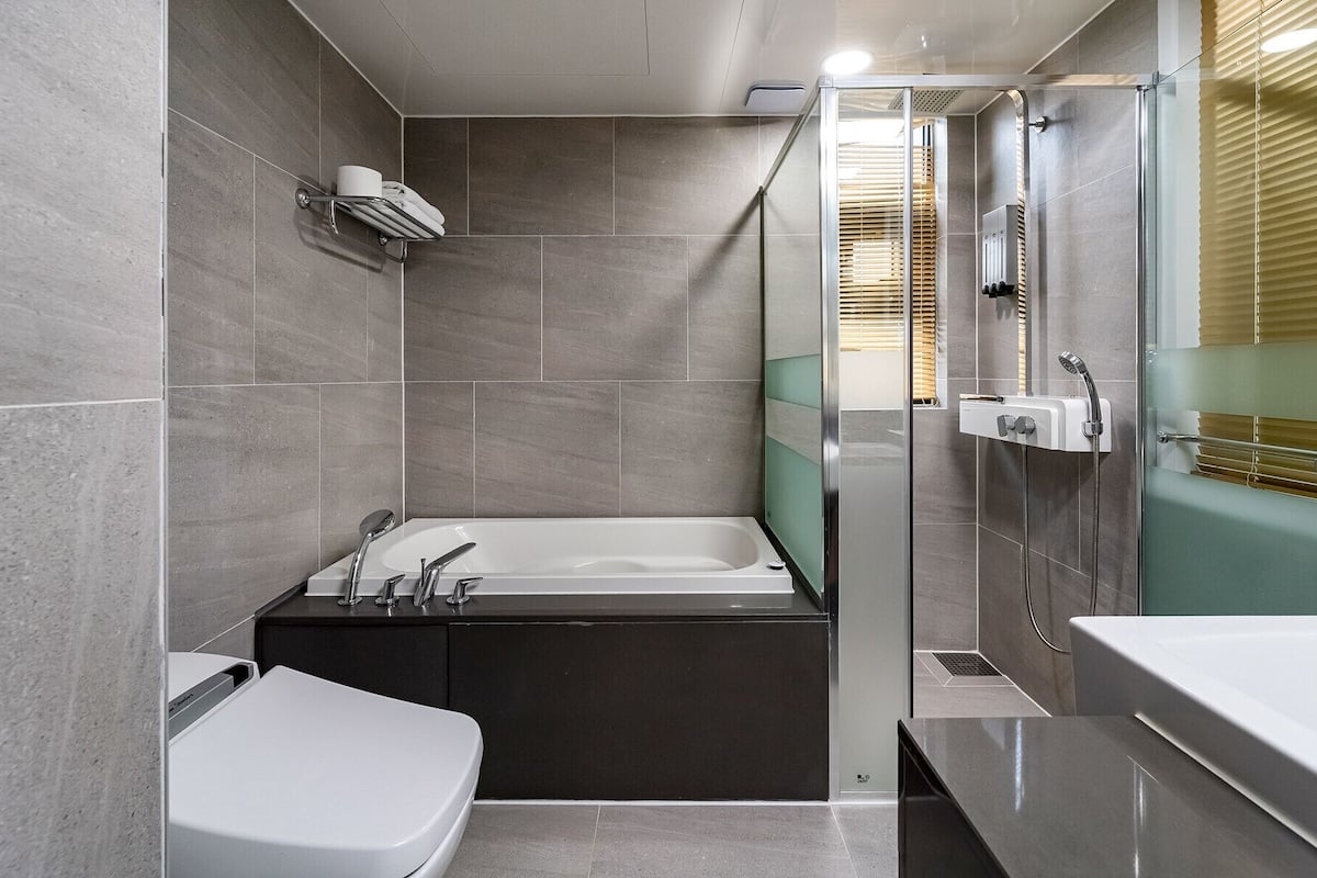 deluxe room, multiple beds (1 queenbed & 1 twinbed) | desk, laptop workspace, blackout curtains, soundproofing