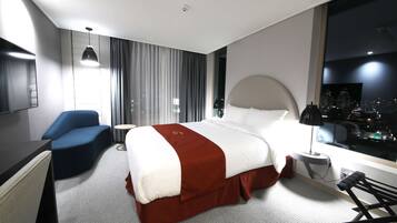 Een bureau, een laptopwerkplek, verduisterende gordijnen