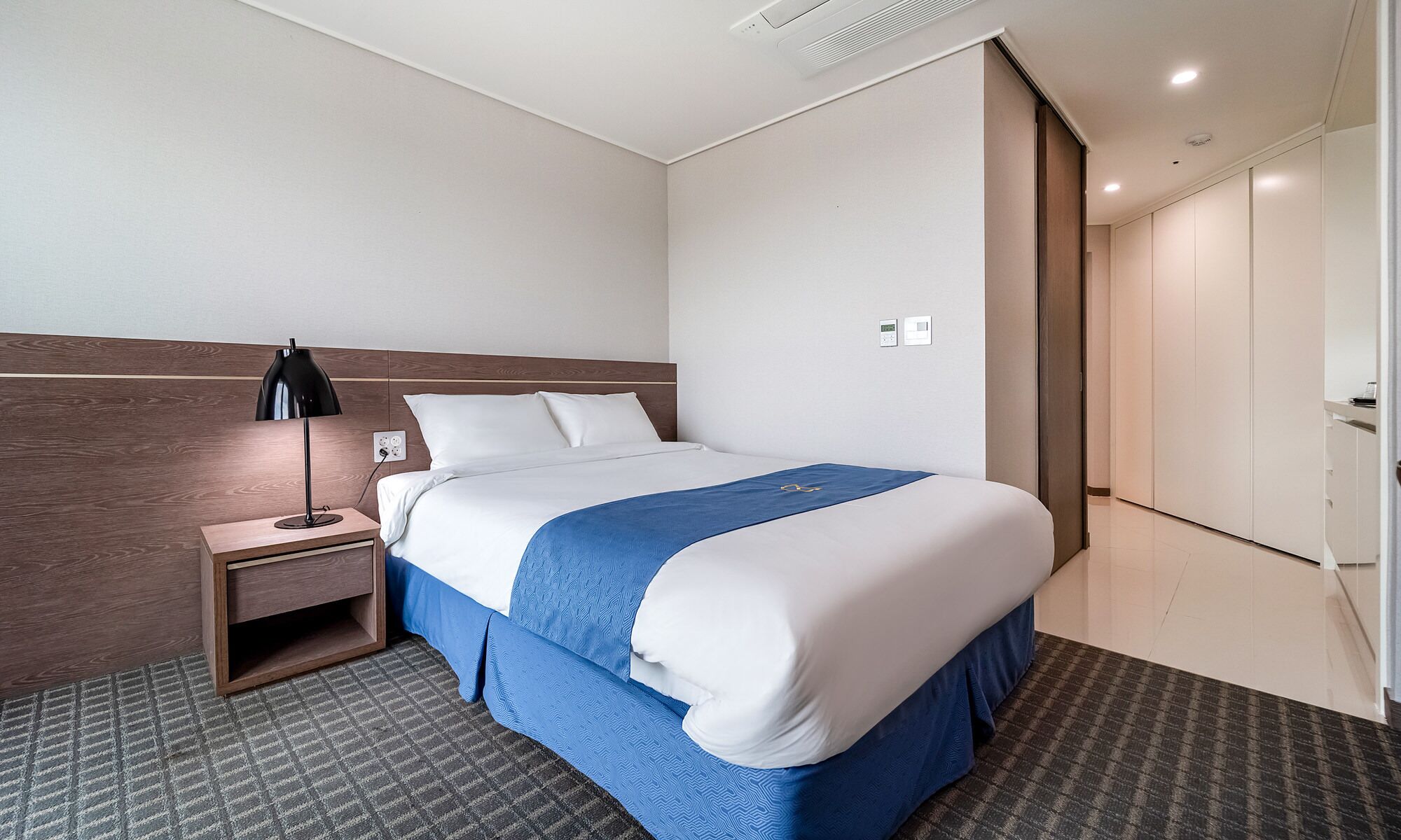 standard room, 1 queen bed | desk, laptop workspace, blackout curtains, soundproofing