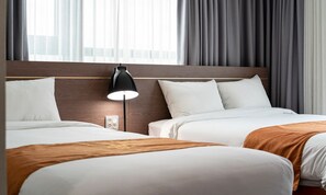 豪華客房, 多張床 (1 QueenBed & 1 TwinBed) | 書桌、手提電腦工作空間、遮光窗簾/窗簾、隔音