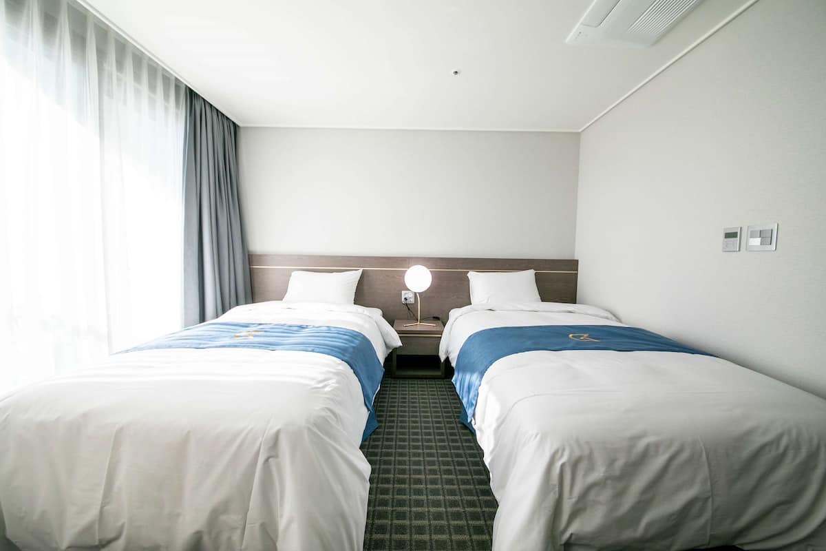 Standard Room, 2 Single Beds | Desk, laptop workspace, blackout curtains, soundproofing