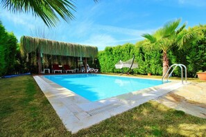Outdoor pool, pool umbrellas, pool loungers - Villa Terra Ares (Fethiye)