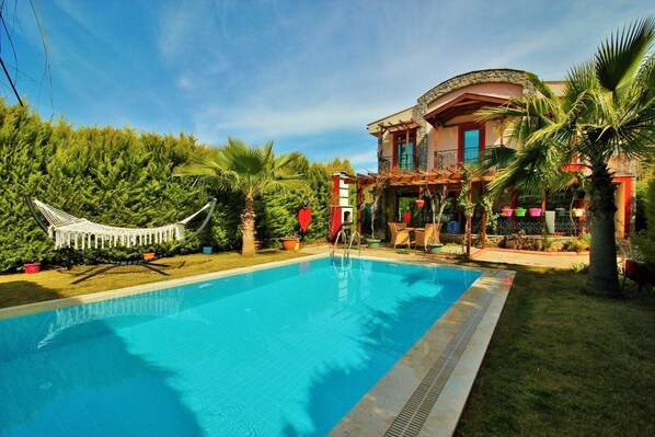 Outdoor pool, pool umbrellas, pool loungers - Villa Terra Ares (Fethiye)