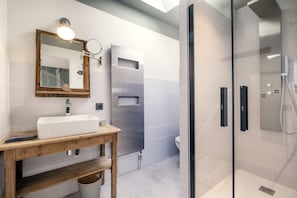 Family Quadruple Room, Multiple Beds, Non Smoking | Bathroom | Free toiletries, hair dryer, towels