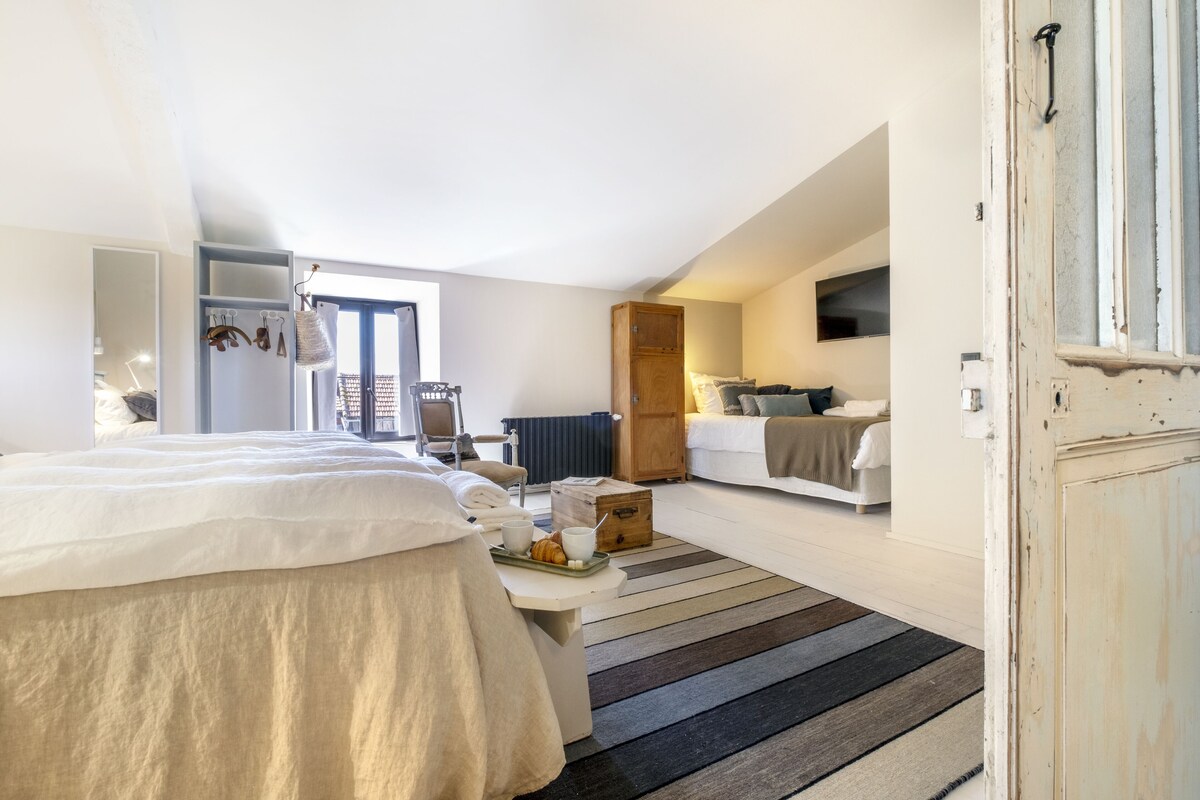 Dreibettzimmer, Badewanne | Hochwertige Bettwaren, individuell dekoriert, individuell eingerichtet