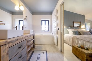 Dreibettzimmer, Badewanne | Badezimmer