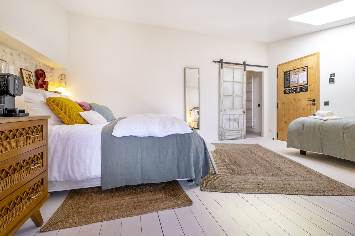 Comfort-Dreibettzimmer, Mehrere Betten, Nichtraucher, Blick auf den Innenhof | Hochwertige Bettwaren, individuell dekoriert, individuell eingerichtet