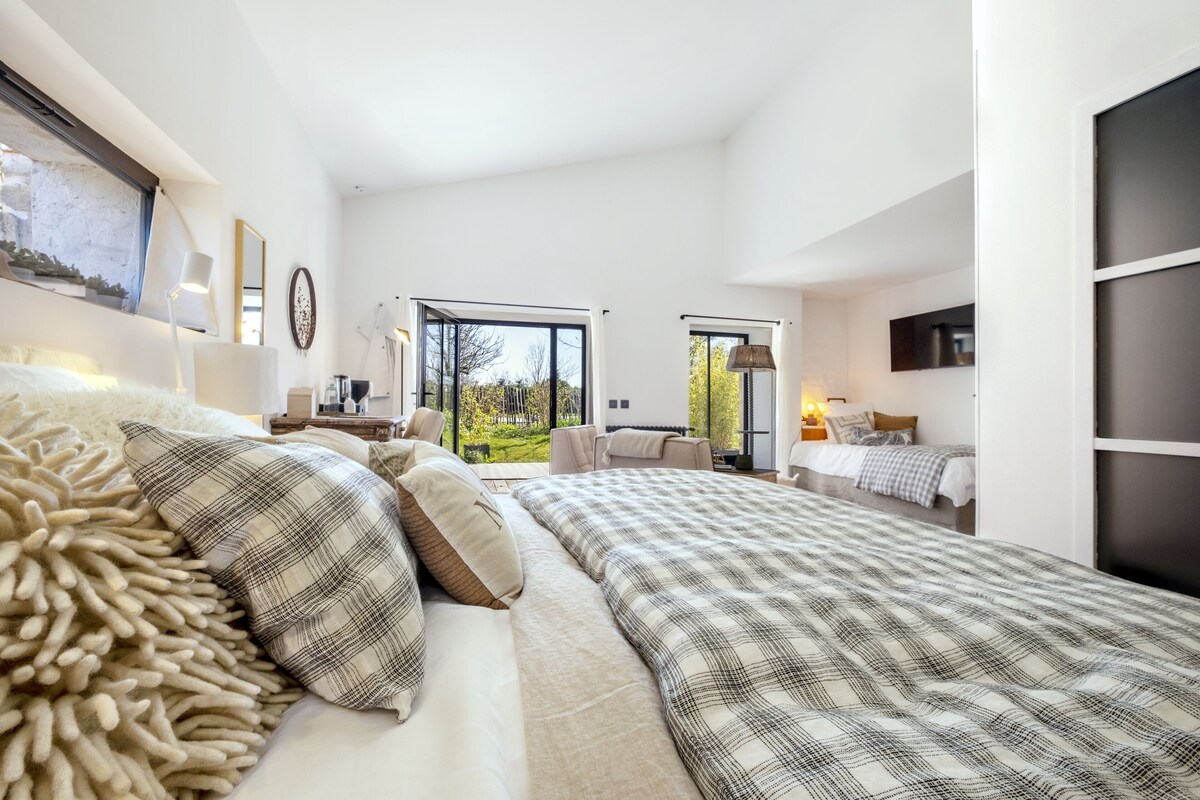 Dreibettzimmer, Terrasse | Hochwertige Bettwaren, individuell dekoriert, individuell eingerichtet