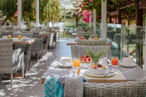 Outdoor dining - Nissi Beach Resort (Ayia Napa)