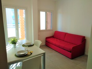 Departamento, 2 habitaciones | Área de sala de estar | Televisión de pantalla plana de 32 pulgadas con canales digitales 