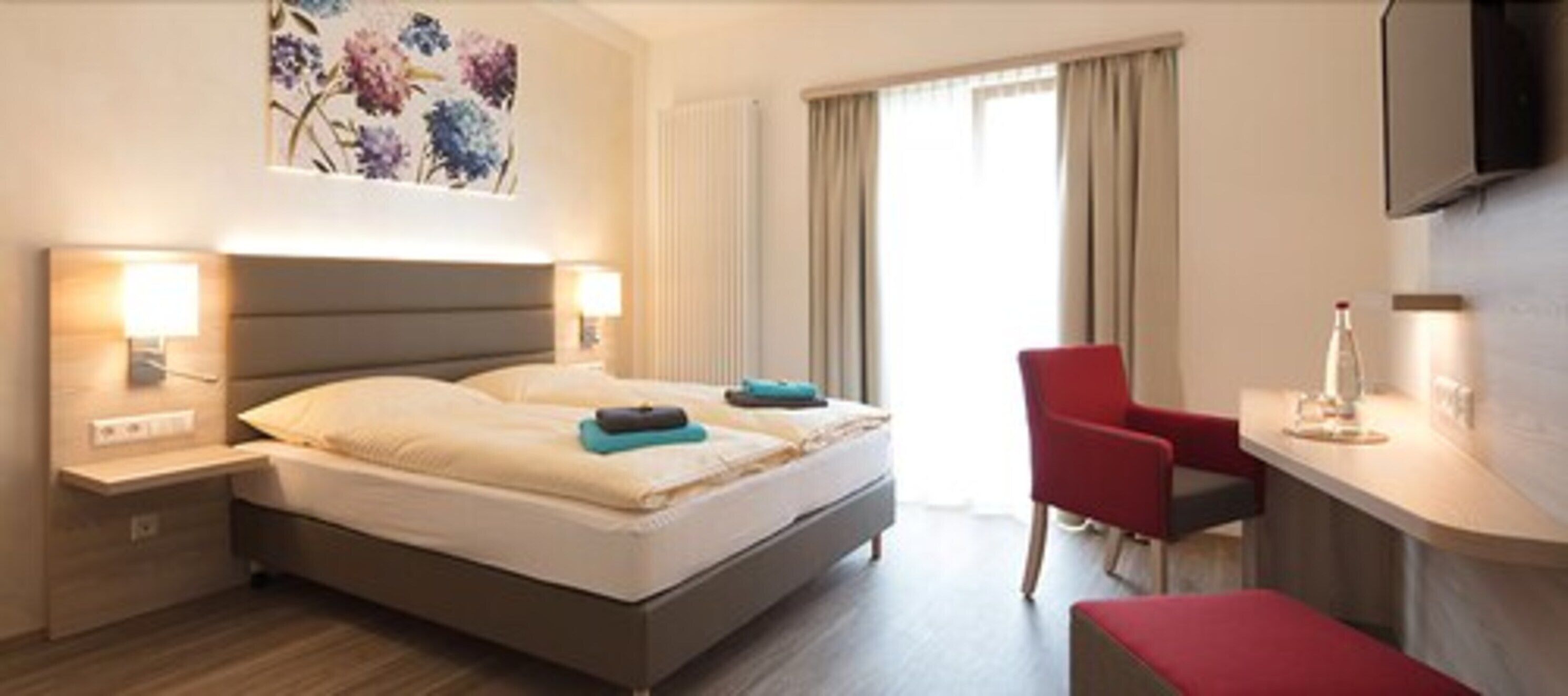 double room, accessible | 1 bedroom, desk, laptop workspace, blackout curtains