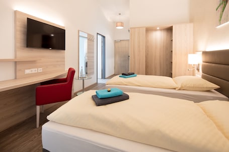 1 habitación, escritorio y espacio para trabajar con laptop