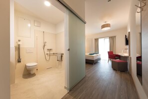 Shower, hair dryer, towels, shampoo - Hotel Gudrun (Riedlingen)