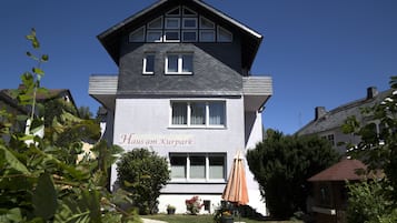 Un edificio de dos plantas con un letrero que dice "Haus am Kurpark".