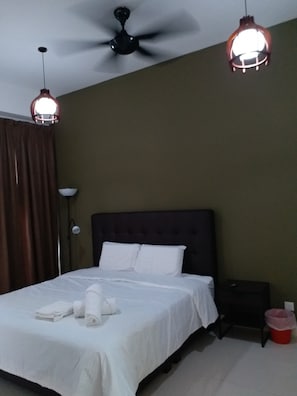 1 habitación, cortinas blackout y tabla de planchar con plancha