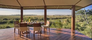 供应早餐、午餐和晚餐