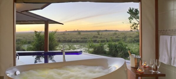 奢华套房, 1 张特大床, 无烟房 | 浴室 | 独立的浴缸和淋浴、免费洗浴用品、拖鞋、毛巾