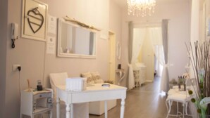 Lobby sitting area - Bric à Brac (Florence)