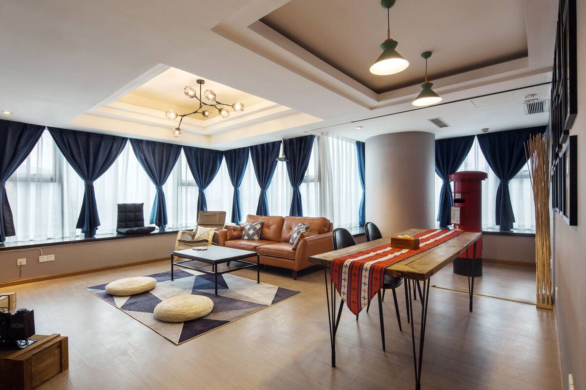 Deluxe-Apartment, 1 Schlafzimmer, Stadtblick | 2 Schlafzimmer, individuell dekoriert, individuell eingerichtet