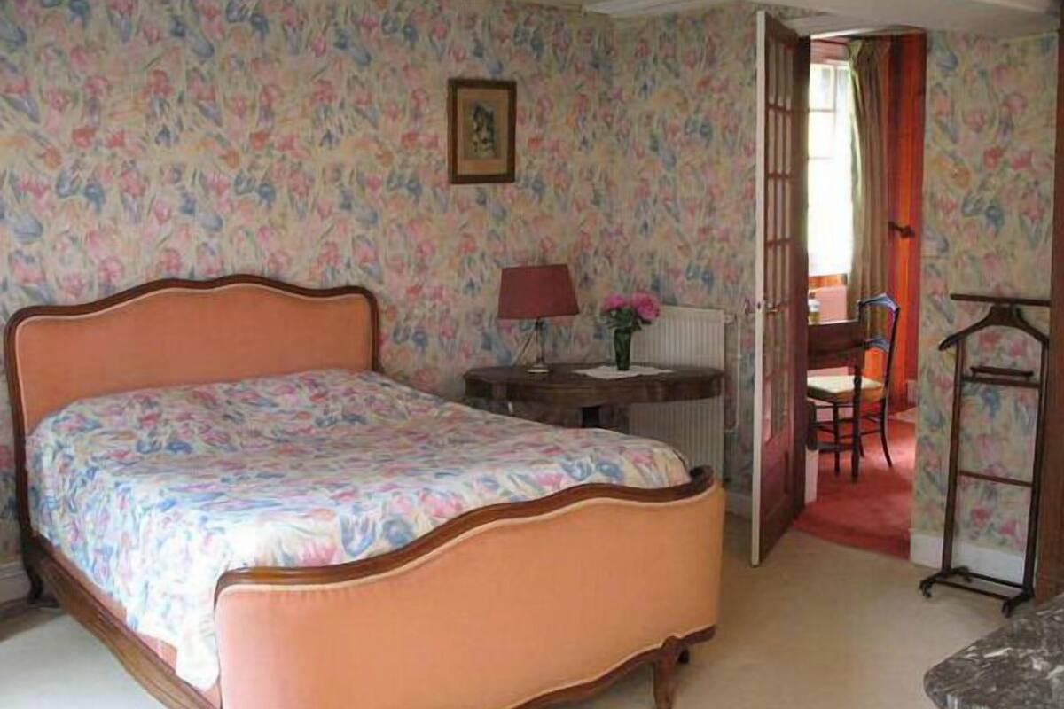 Double Room | Individually decorated, individually furnished, blackout drapes