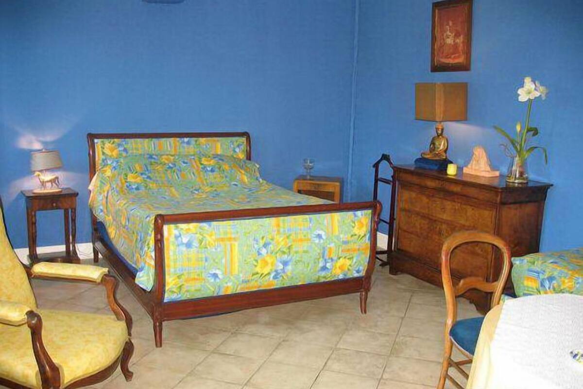 Habitación cuádruple | Decoración personalizada, muebles diferentes y cortinas blackout
