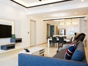 LĂ€genhet - 2 sovrum | Vardagsrum | 55-tums smart-tv med satellitkanaler och tv