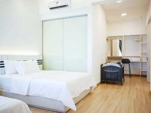 2 bedrooms, in-room safe, desk, blackout curtains - May Full Seaview Luxury Suite (George Town)