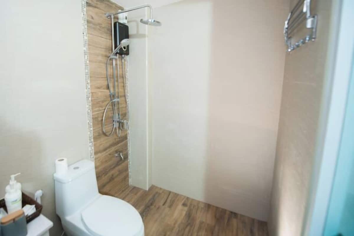 Badeværelse | Separat badekar og bruser, brusehoved med hydromassage, hårtørrer