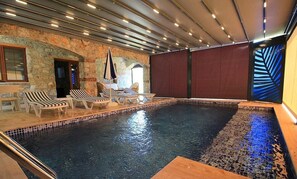 Outdoor pool, pool umbrellas, sun loungers - Villa Ege (Fethiye)