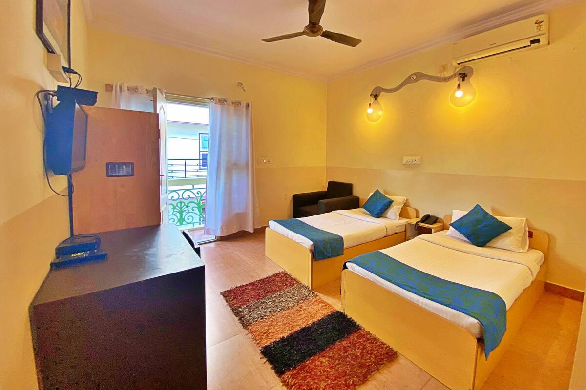 Cofres nos quartos, cortinas blackout, ferros/tábuas de passar roupa