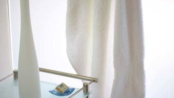 Luxury Suite, 1 King Bed, Non Smoking, River View | Room amenity