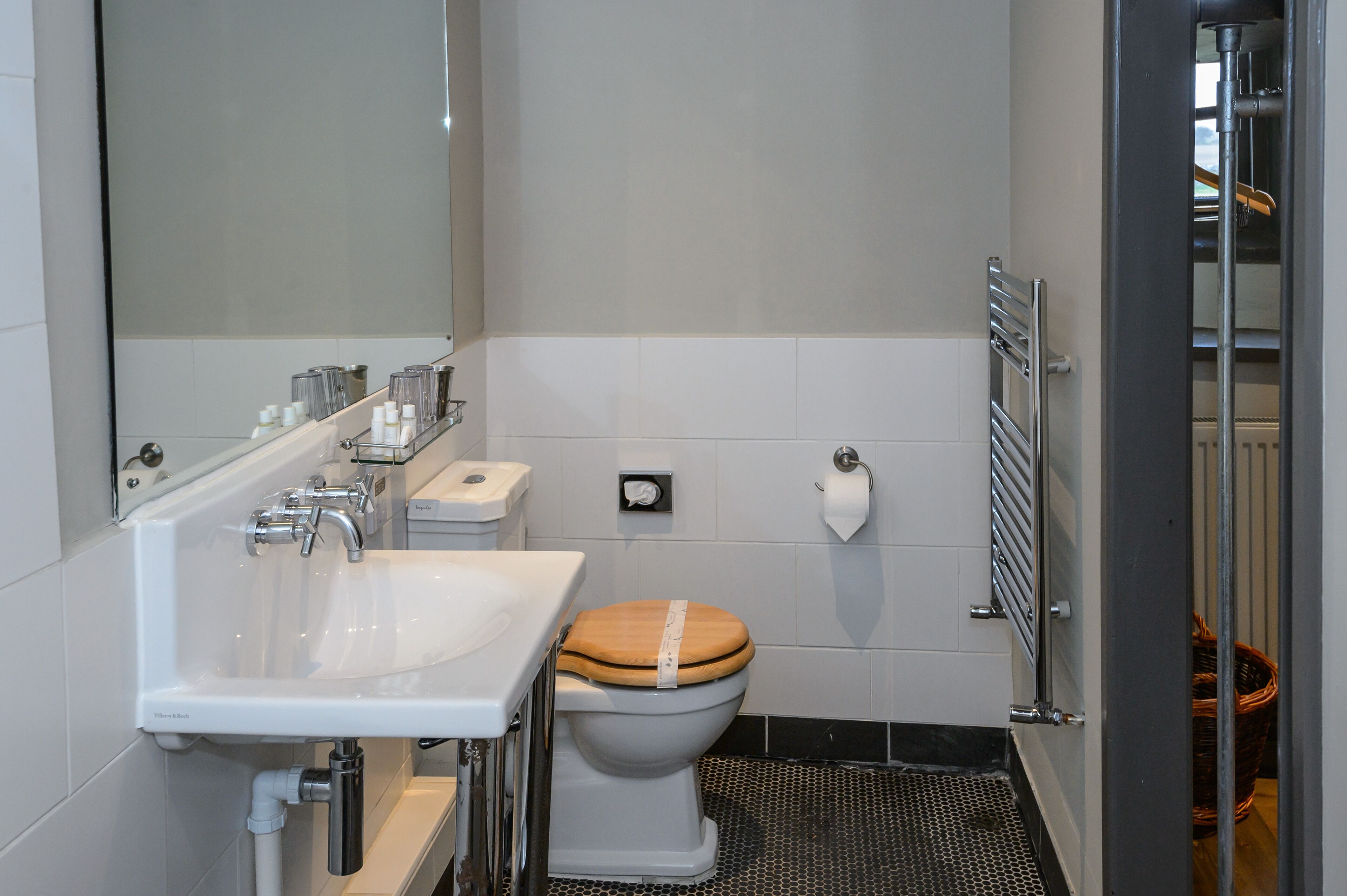 standard double room, ensuite (knights) | bathroom