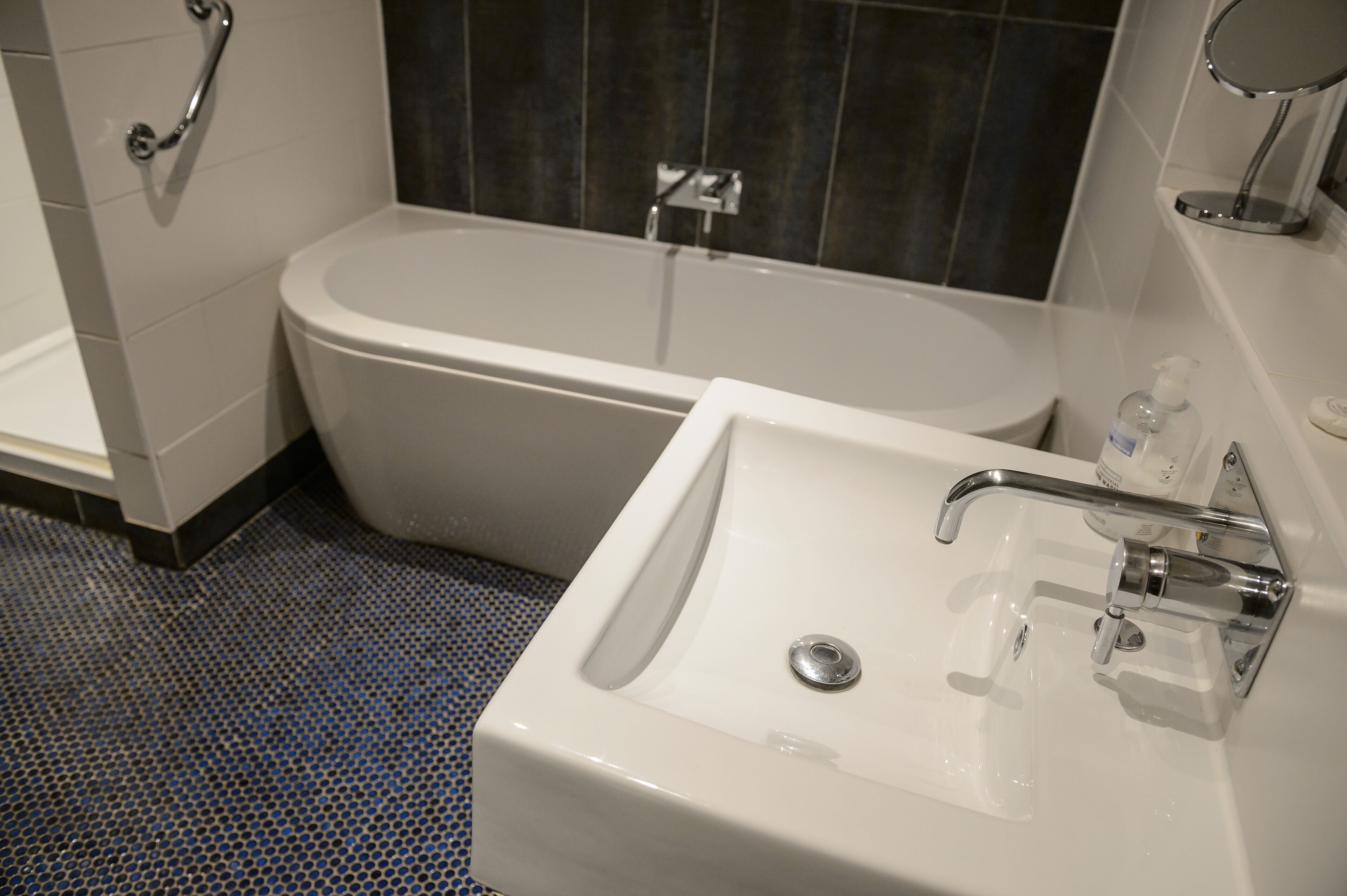 superior double room, ensuite, courtyard view | bathroom