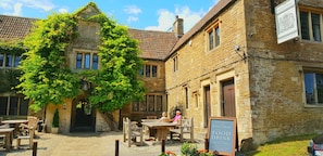 Exterior - The Kings Arms (Bradford-on-Avon)
