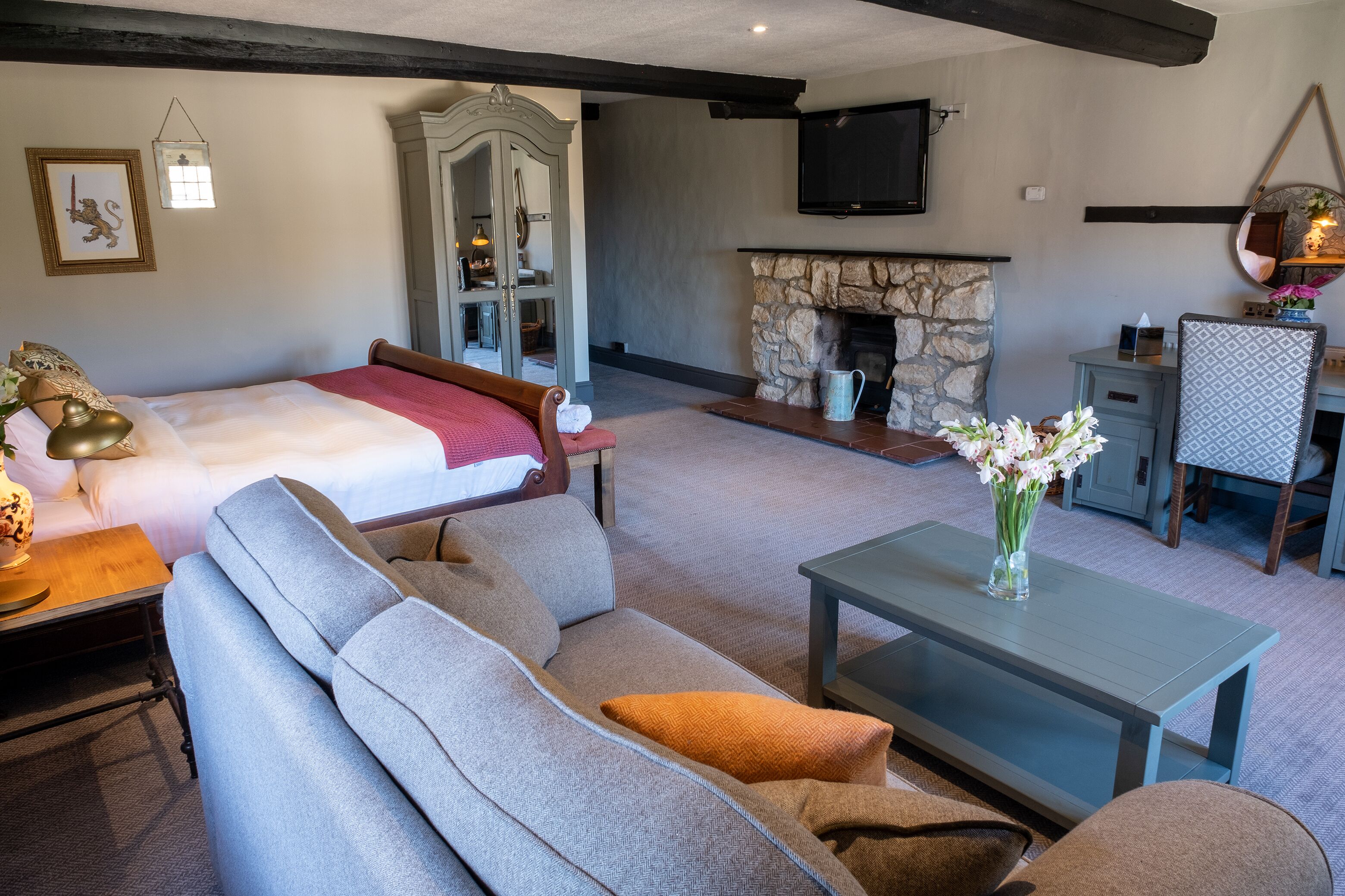 deluxe suite, ensuite (kings)