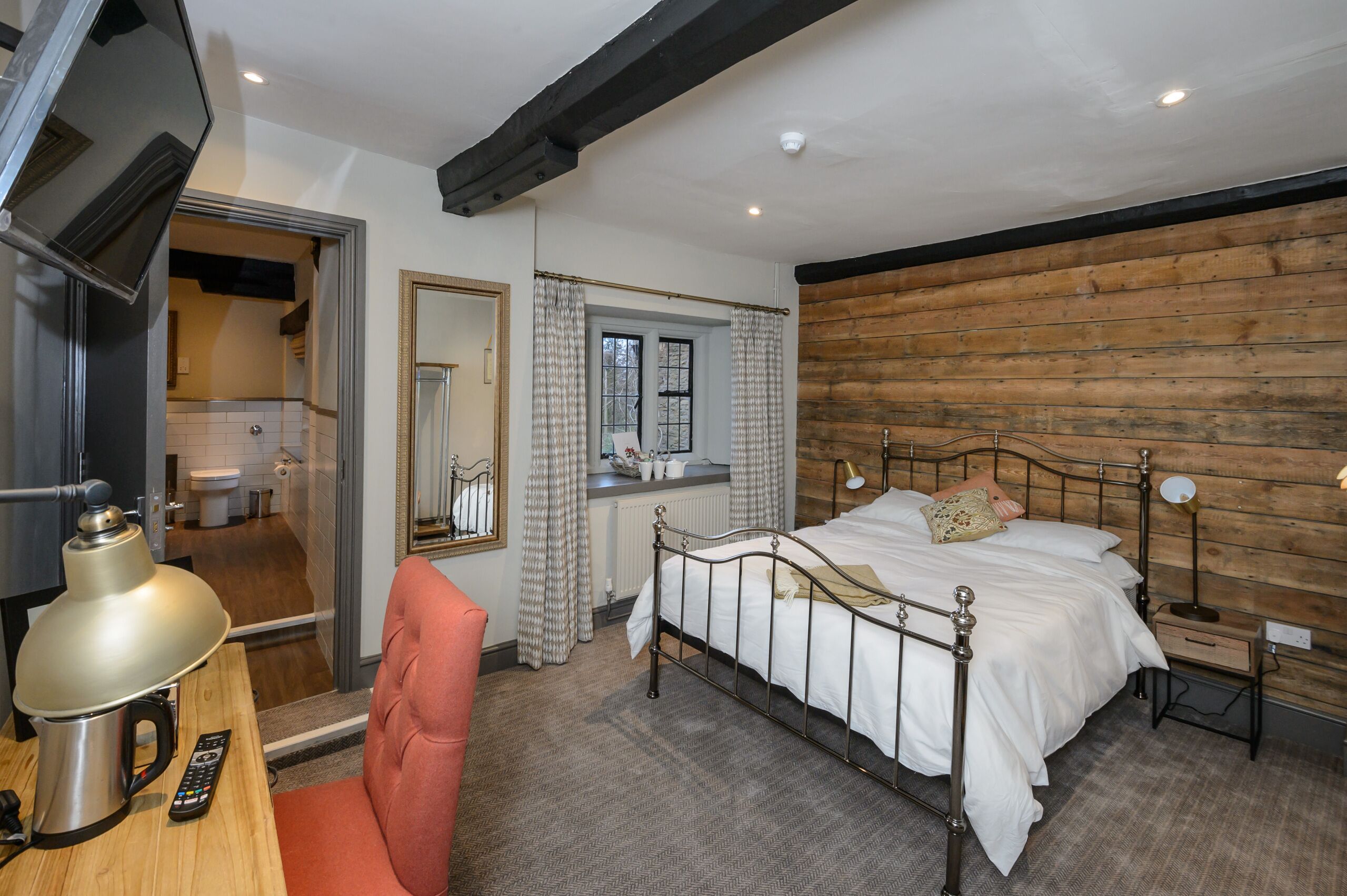 deluxe double room, ensuite (bishops)