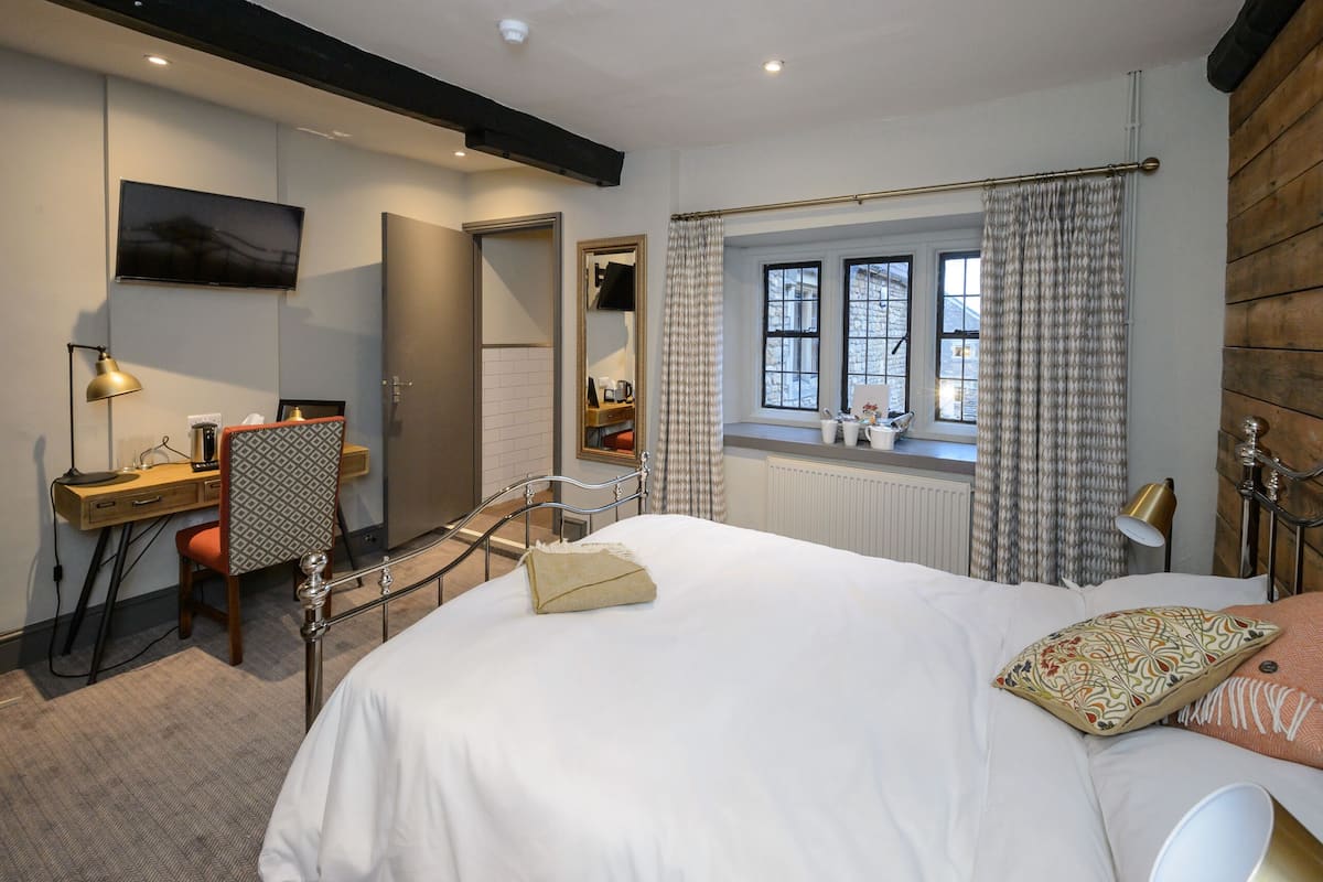 deluxe double room, ensuite (bishops)
