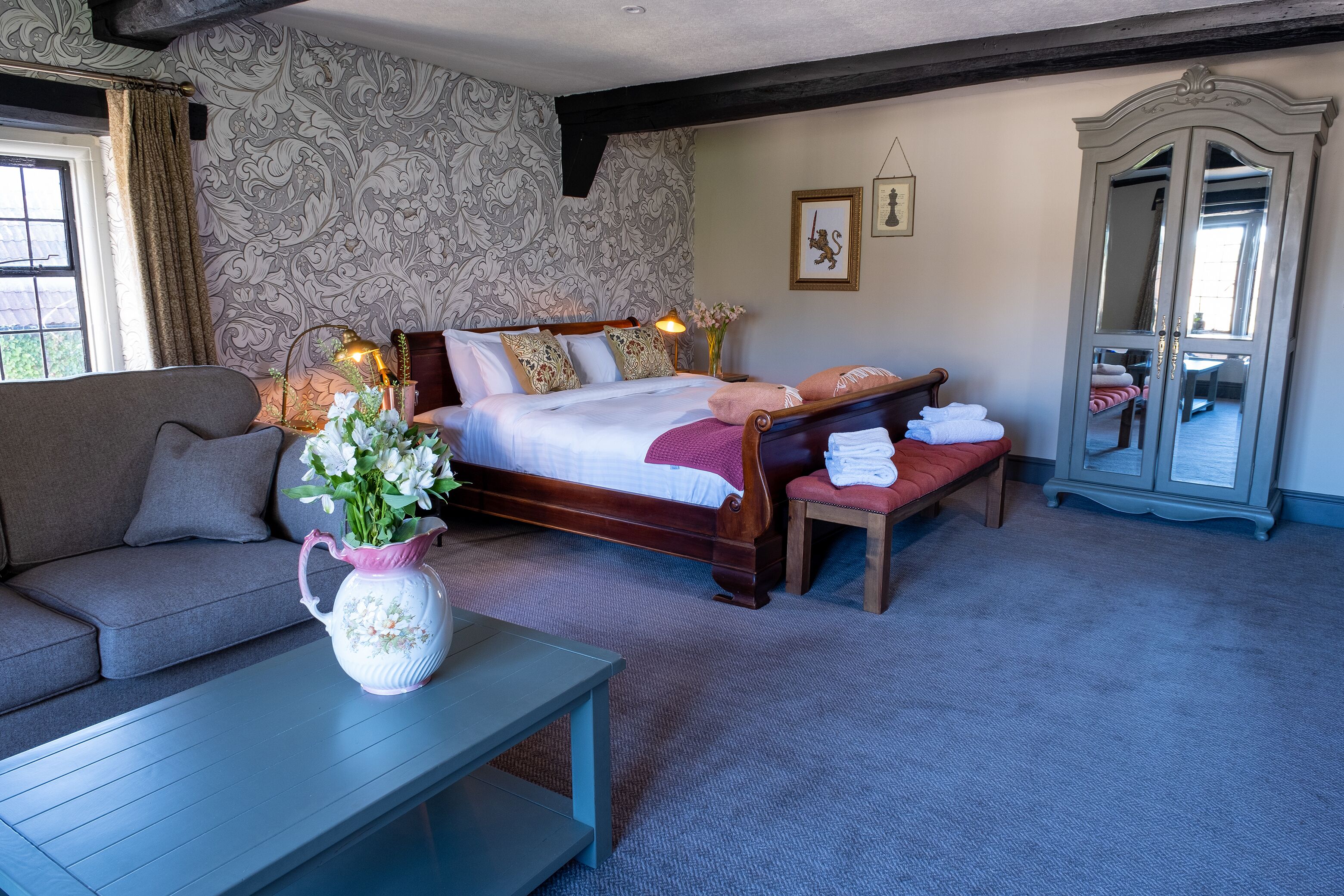 deluxe suite, ensuite (kings)