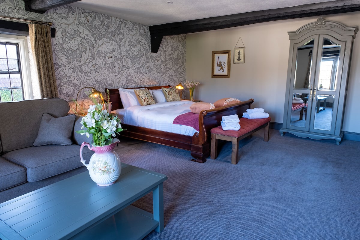 deluxe suite, ensuite (kings)